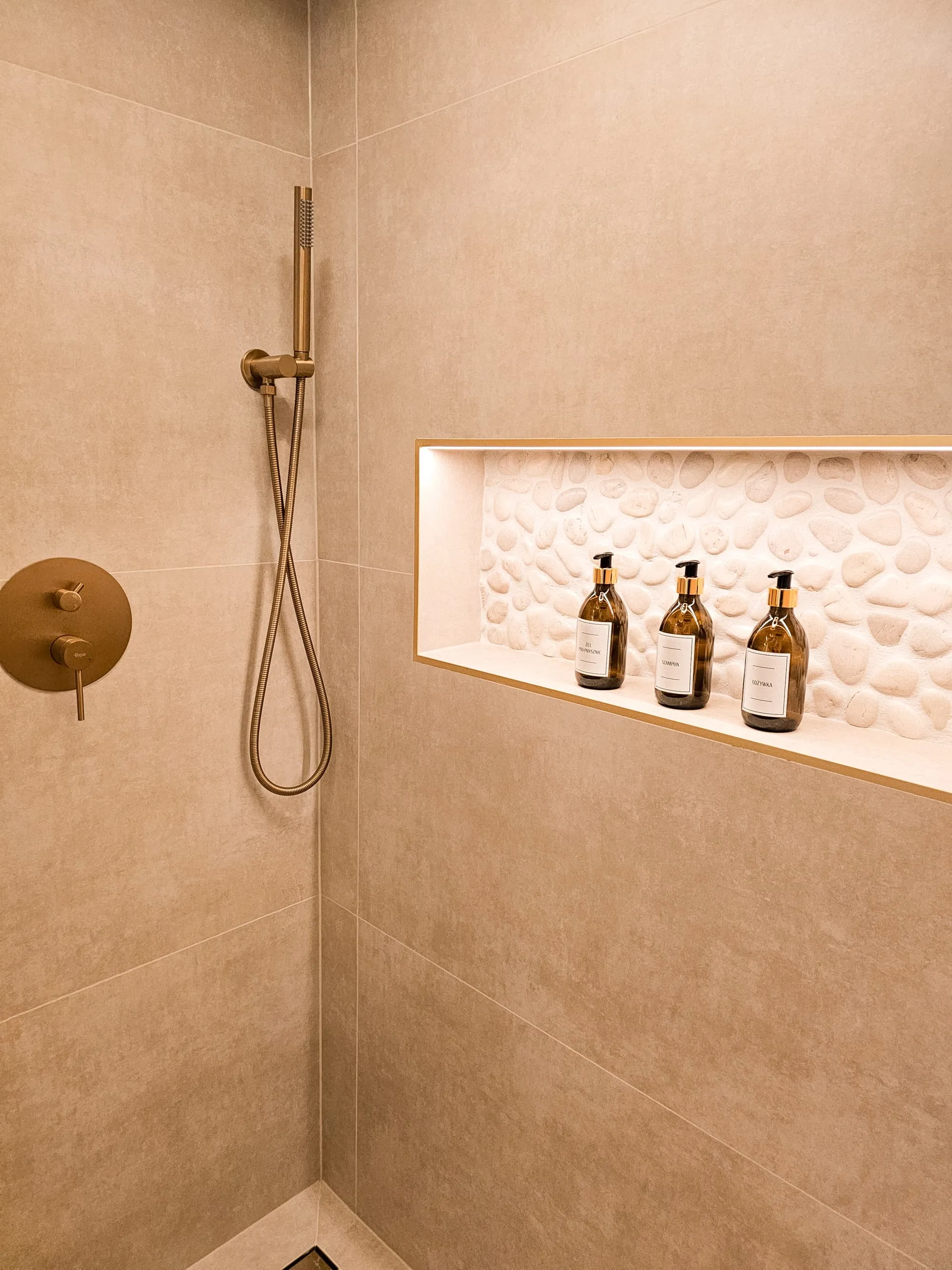 Detal prysznica w łazience Apartamentu Boho z podświetlaną wnęką