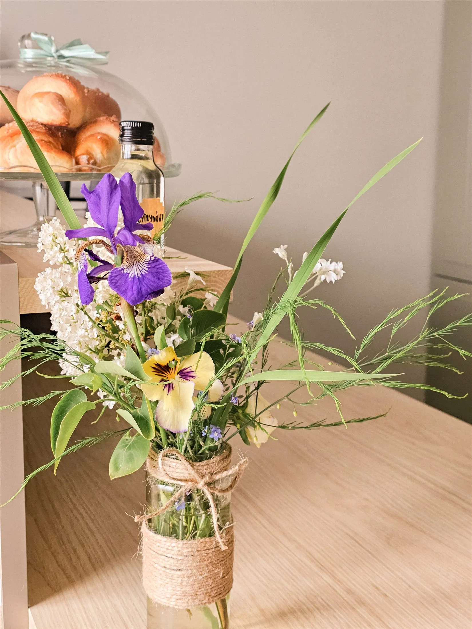 Świeże pieczywo i kwiaty przygotowane dla gości w Apartamencie Boho