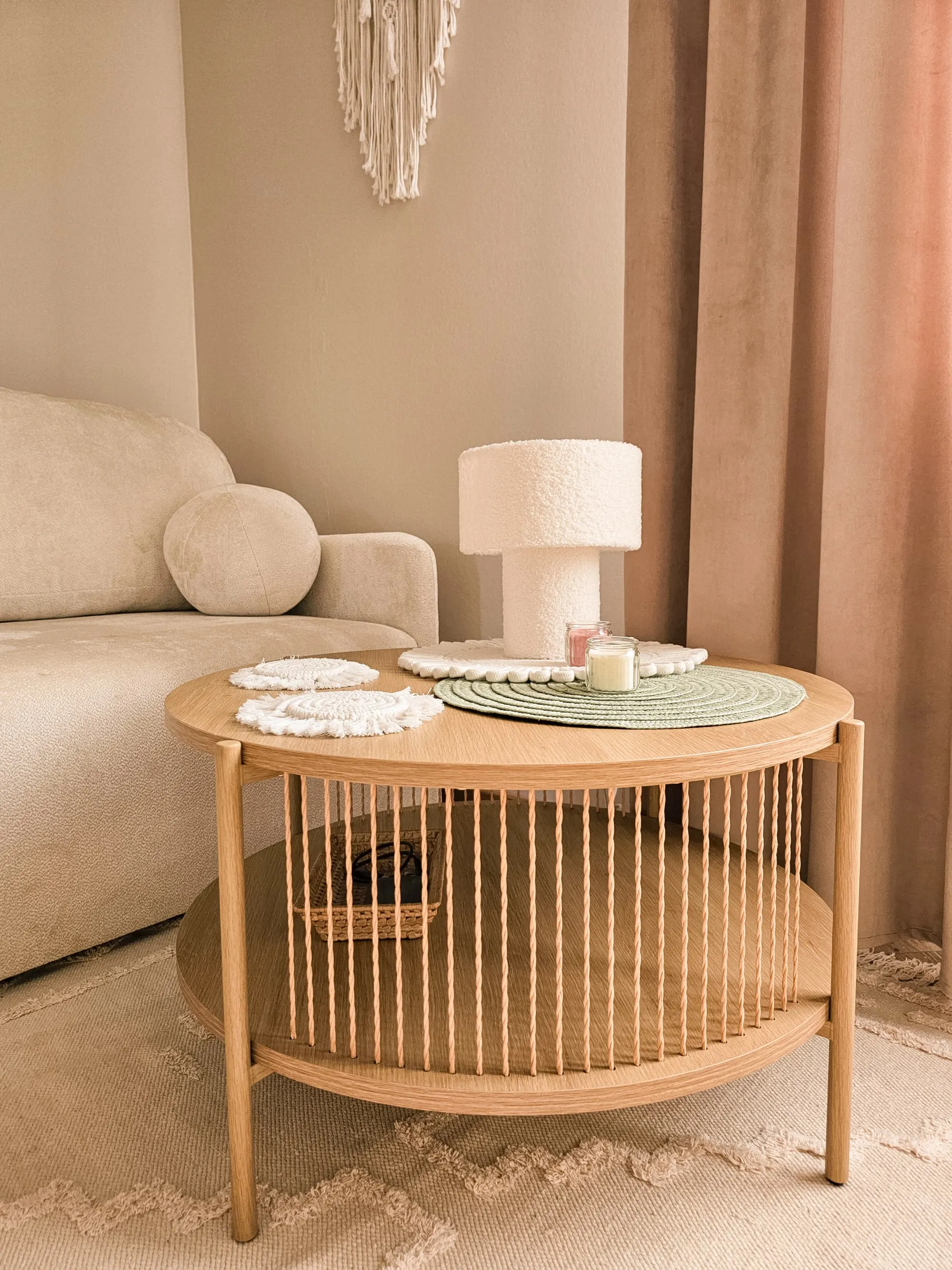 Okrągły stolik i lampa w salonie Apartamentu Boho