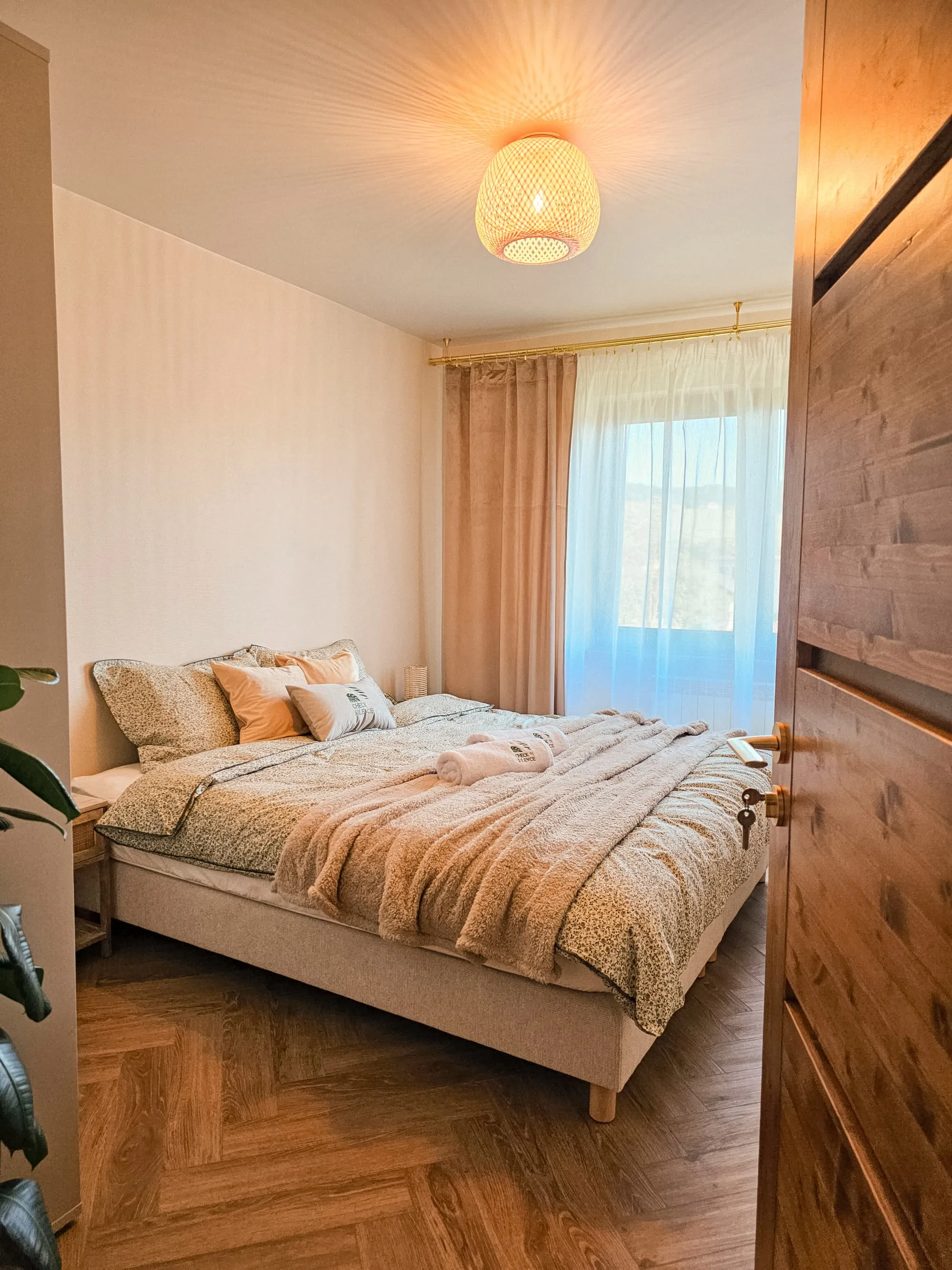 Widok przez drewniane drzwi na drugi pokój Apartamentu Boho