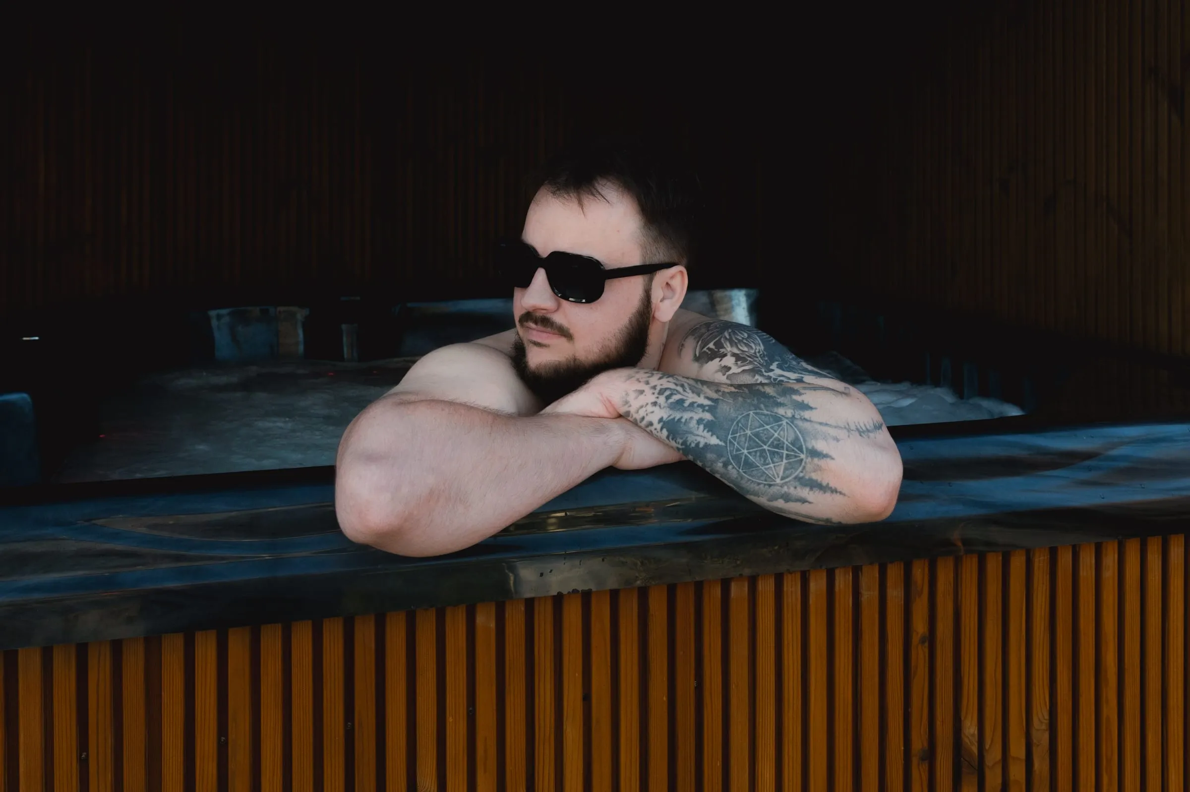 Gość odpoczywający w jacuzzi w Strefie Spa