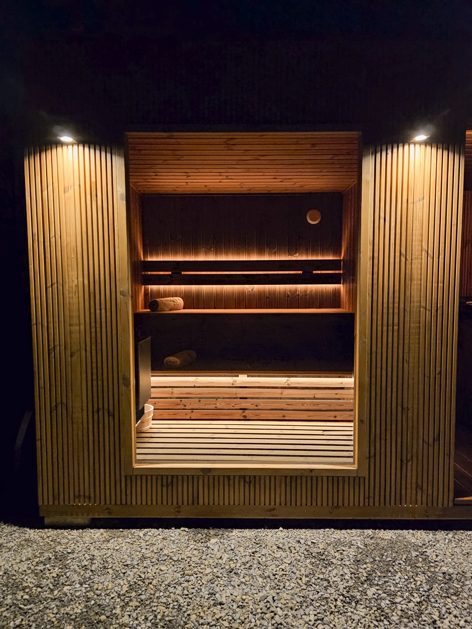 Drewniana sauna w Strefie Spa Check in Silence oświetlona nocą
